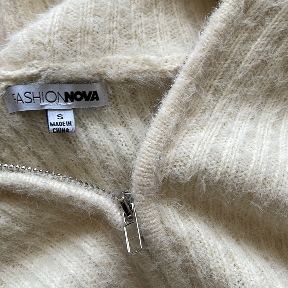 Extremely soft, slightly cropped sweater with hood - Picture 2 of 4